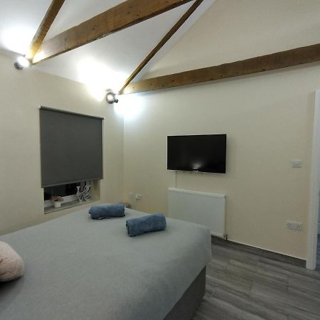 Queens Holiday Apartment ペムブローク・ドック エクステリア 写真