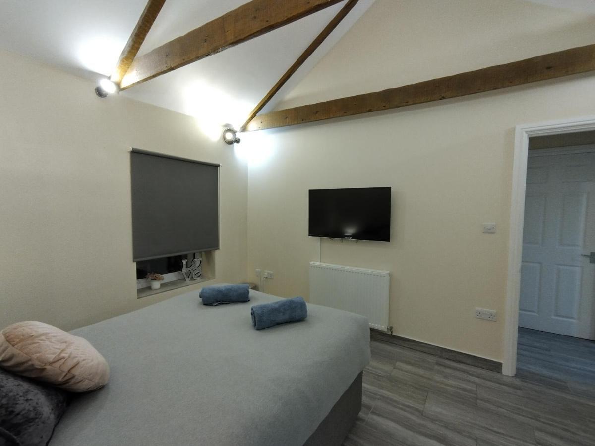 Queens Holiday Apartment ペムブローク・ドック エクステリア 写真