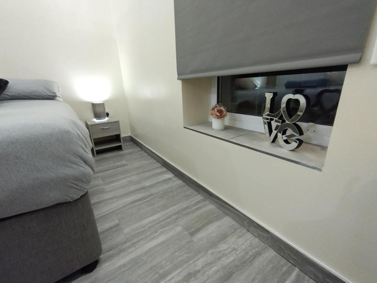 Queens Holiday Apartment ペムブローク・ドック エクステリア 写真