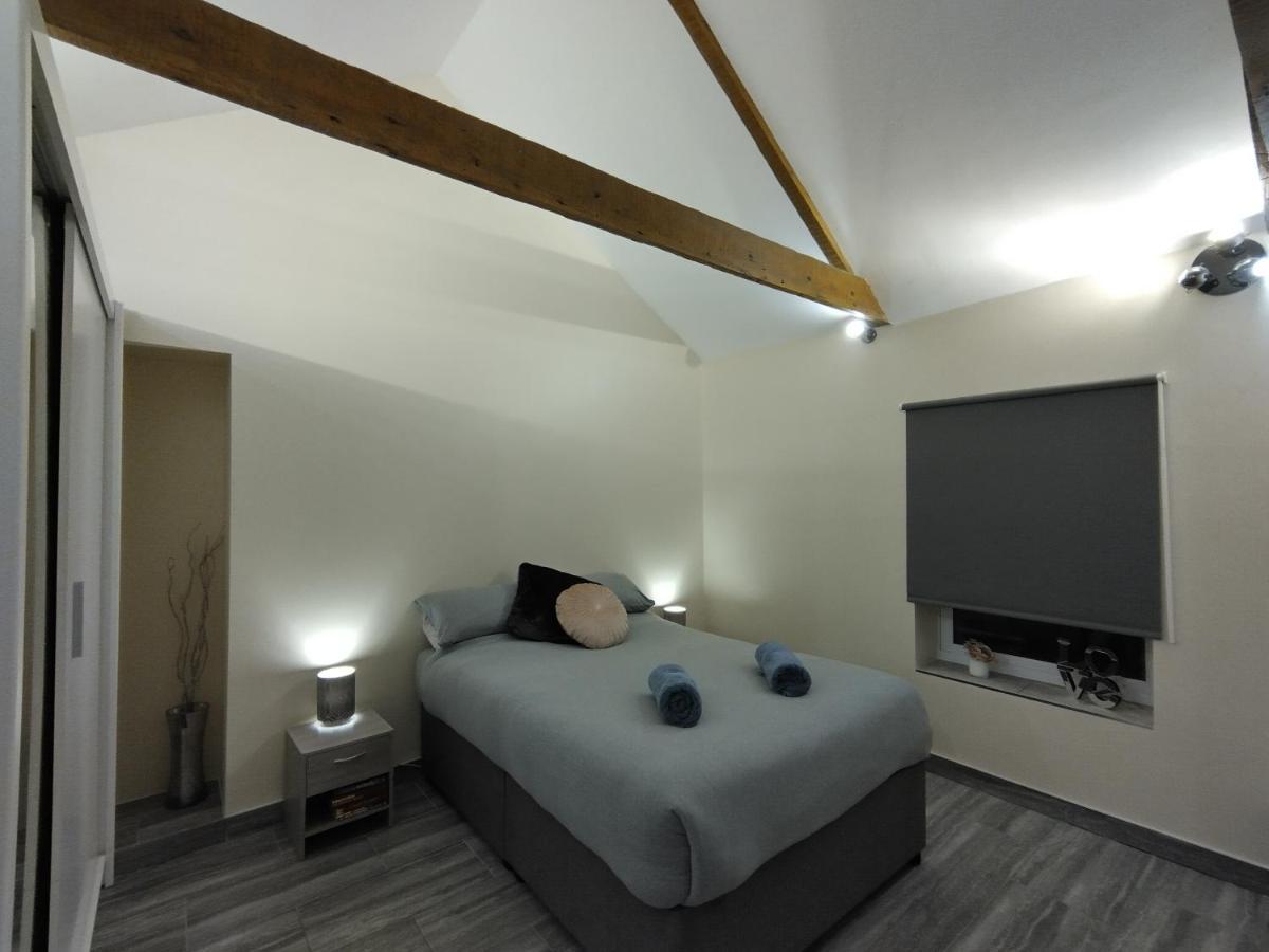 Queens Holiday Apartment ペムブローク・ドック エクステリア 写真