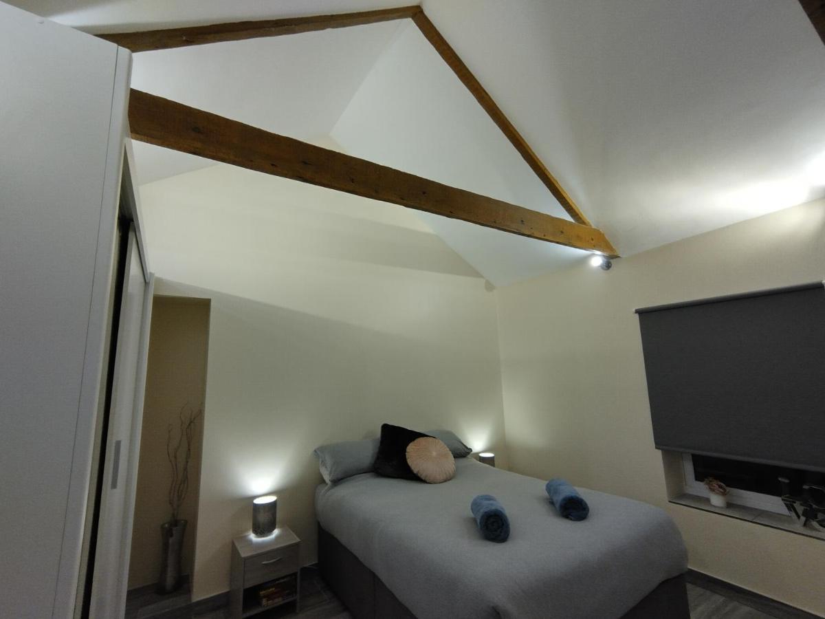 Queens Holiday Apartment ペムブローク・ドック エクステリア 写真