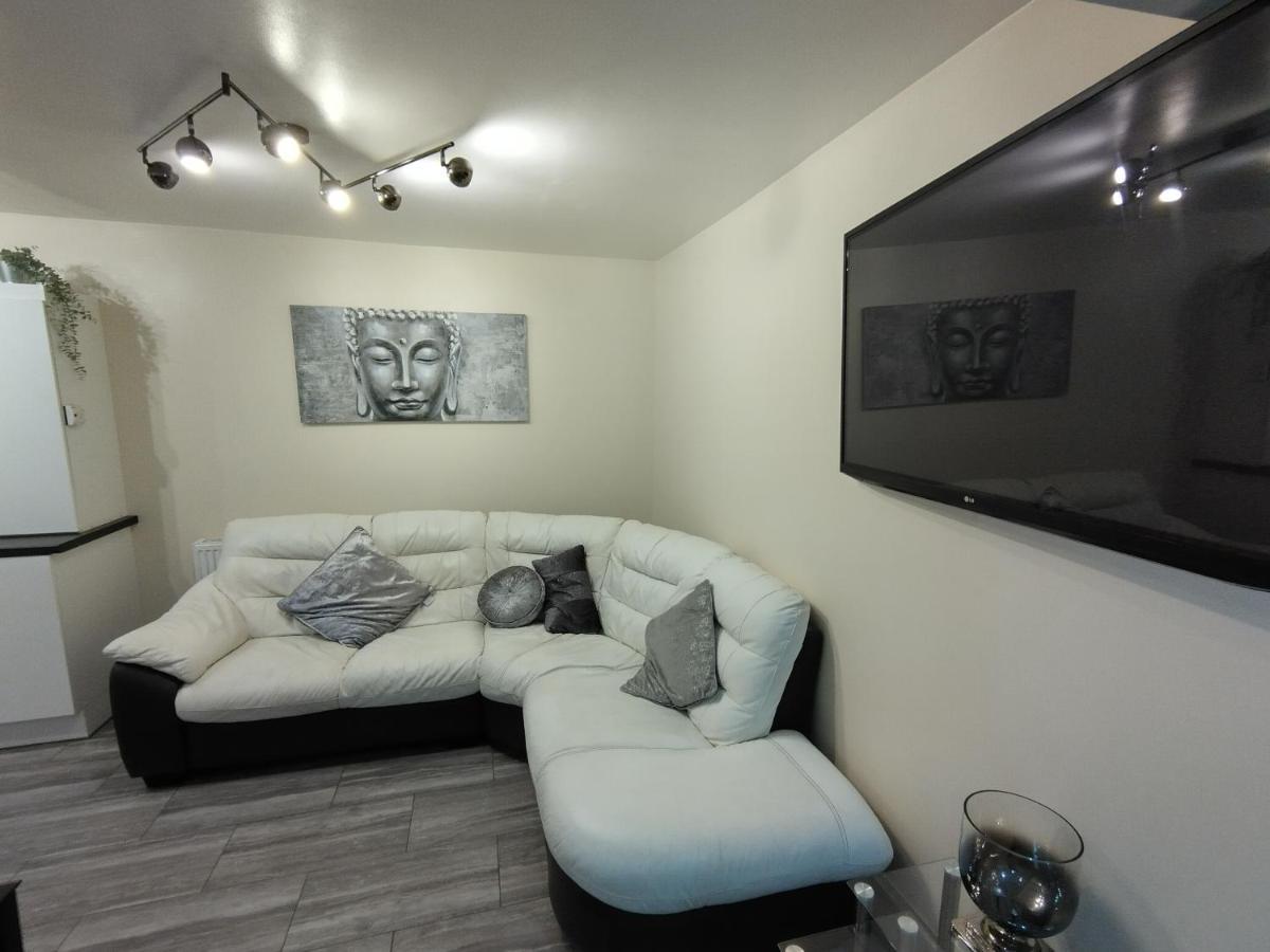 Queens Holiday Apartment ペムブローク・ドック エクステリア 写真