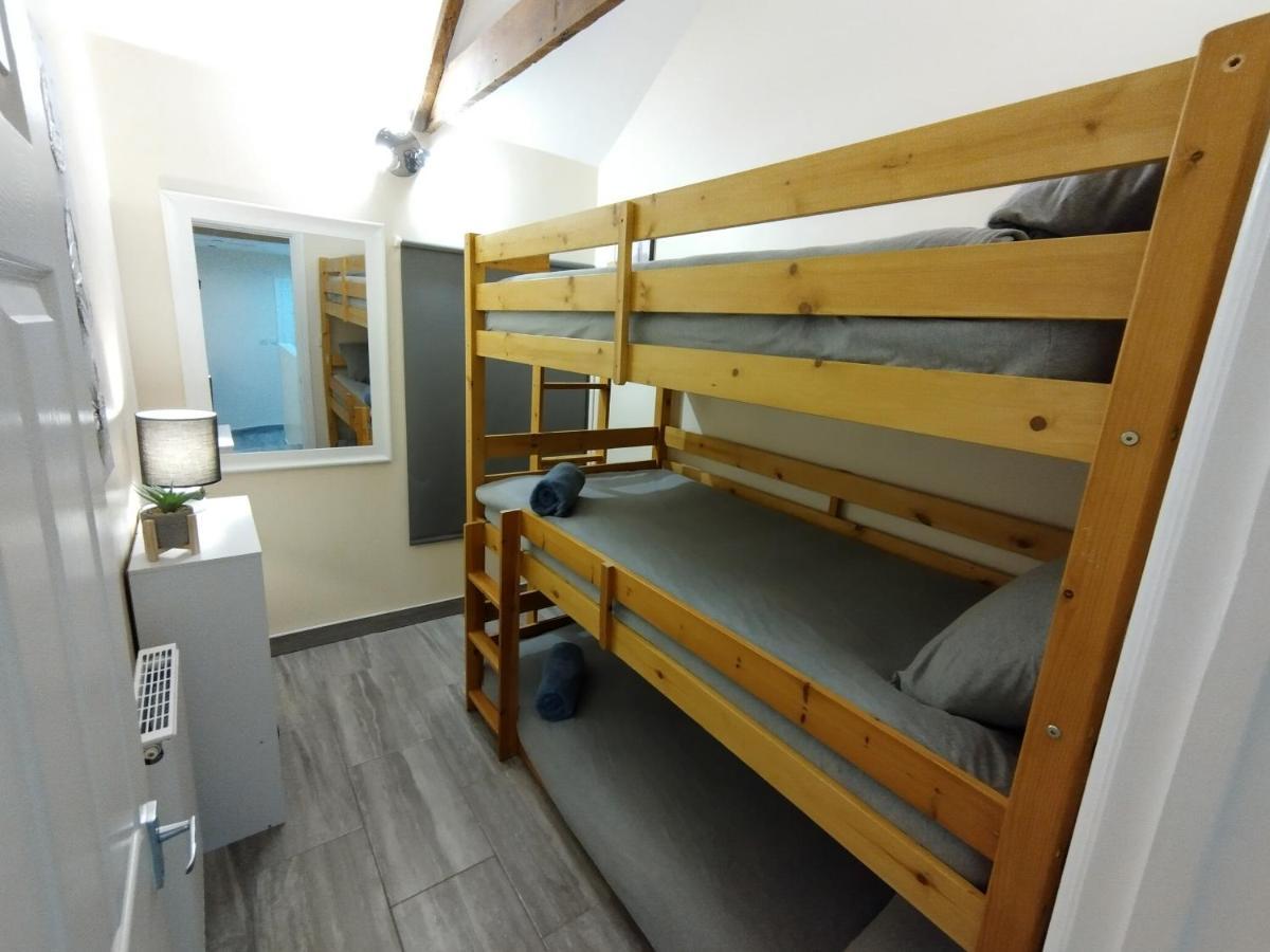Queens Holiday Apartment ペムブローク・ドック エクステリア 写真