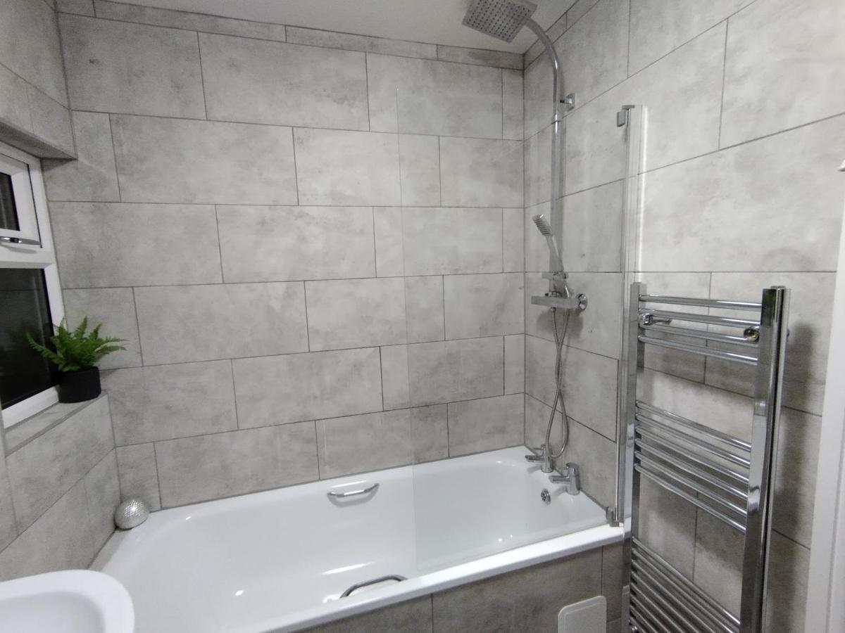 Queens Holiday Apartment ペムブローク・ドック エクステリア 写真