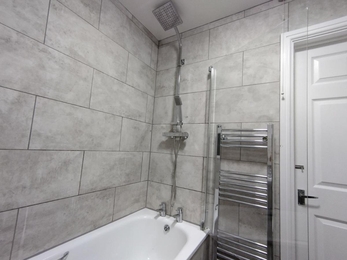 Queens Holiday Apartment ペムブローク・ドック エクステリア 写真