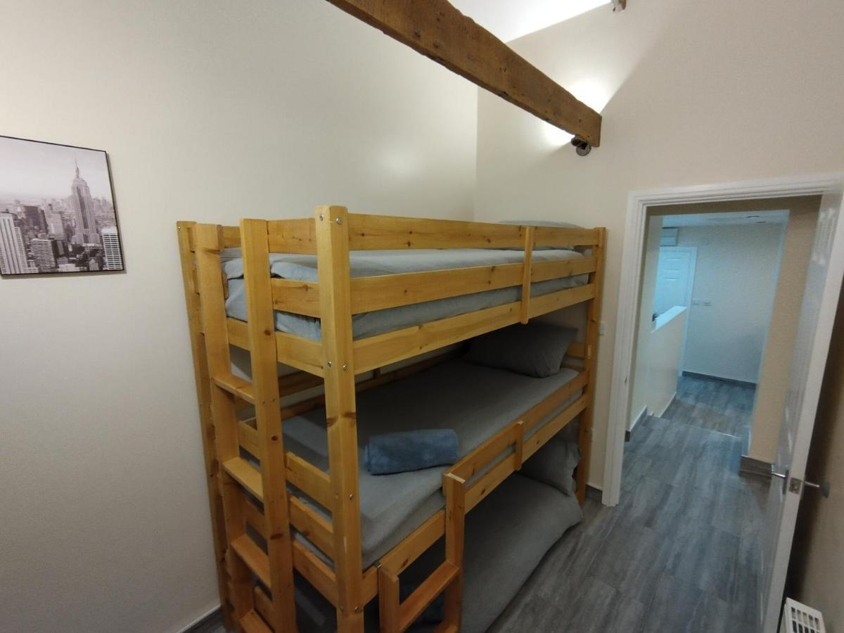 Queens Holiday Apartment ペムブローク・ドック エクステリア 写真